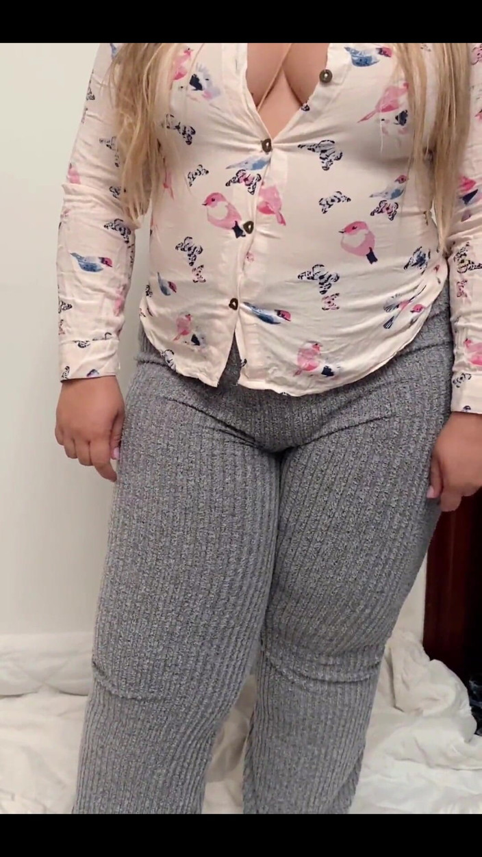 Soraya Culona: Meine MILF-stiefmutter putzt und hüpft ihren schönen arsch in yogahosen