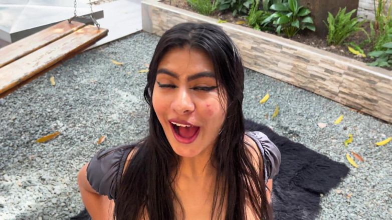LissaWiild: Latina seksi bermain di halaman rumahnya