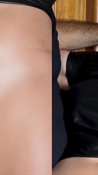 이 묶인 여성 노예가 문 틀에 묶여 있는 동안 여러 차례 오르가즘을 빨기 전에 하드 보지와 젖꼭지 처리