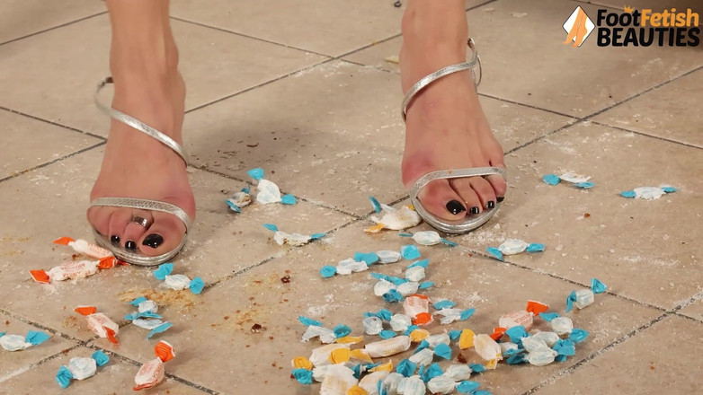 Foot Fetish HD: Babe Lara met mooie voeten die op Candy stapt met...