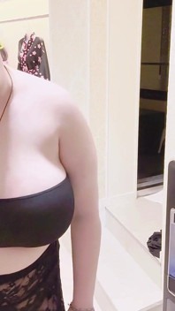 Pov nhập vai: bạn cùng phòng muốn kiểm tra xem trang phục của cô ấy có phải là đĩ không