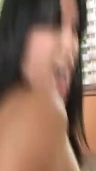 Brunette babe kloppende pik diep in keel en vingert druipend poesje