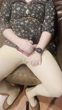 Trans-mädchen-schwanz mit dicken schenkeln und hauchdünner strumpfhose