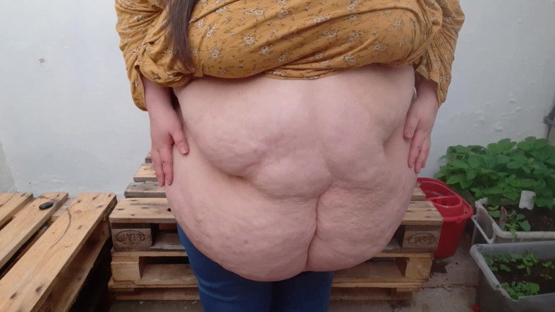 SSBBWLadyBrads: Товстушка таємно грає з садовим животом і цицьками