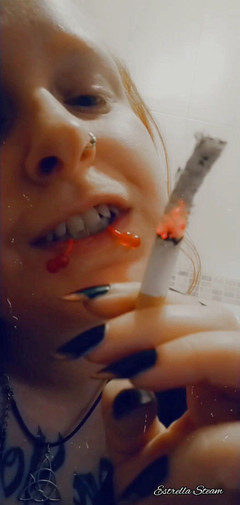 Estrella Steam: Ragazza che fuma da vicino