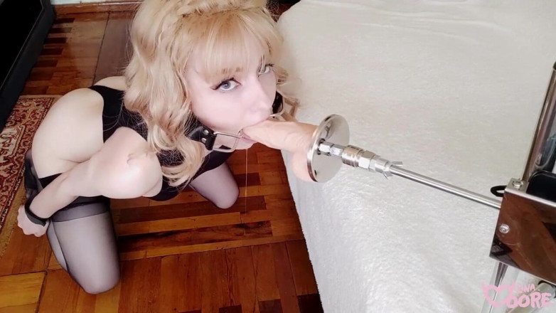 Lina Moore: Une machine à sexe baise une fille blonde attachée