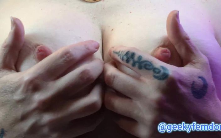 Geeky Femdom: Os controles da mente da garota dos peitos de Powegirl