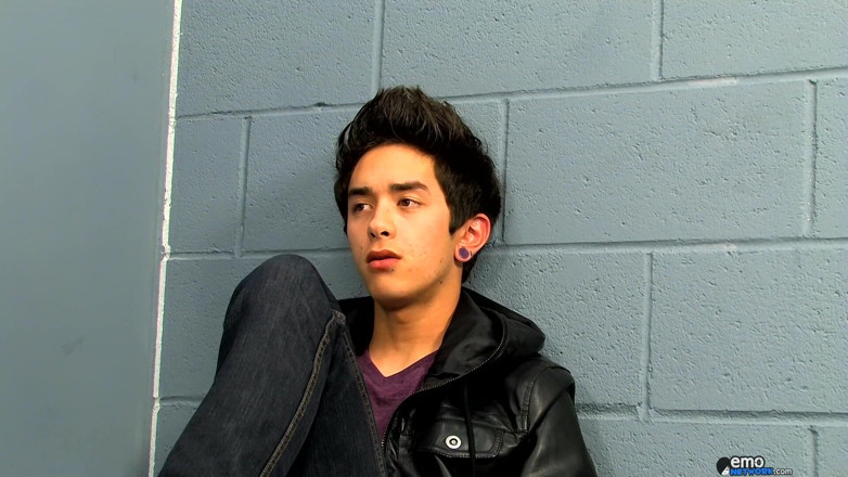 Homo Emo: Hücre arkadaşları sert yarağı paylaşıyor