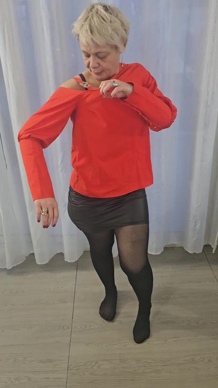 Sofy13: Saya Menanggalkan Skirt Kulit Dan Seluar Dalam Saya Untuk Menunjukkan...