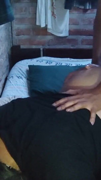 Recebendo algumas boas massagens com óleo nas minhas grandes nádegas caseiras em espanhol