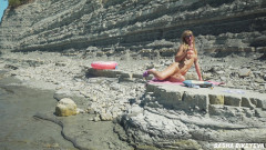 Sasha Bikeyeva: Úžasná perverzní nudistická dívka ve slunečních brýlích saje a jezdí...