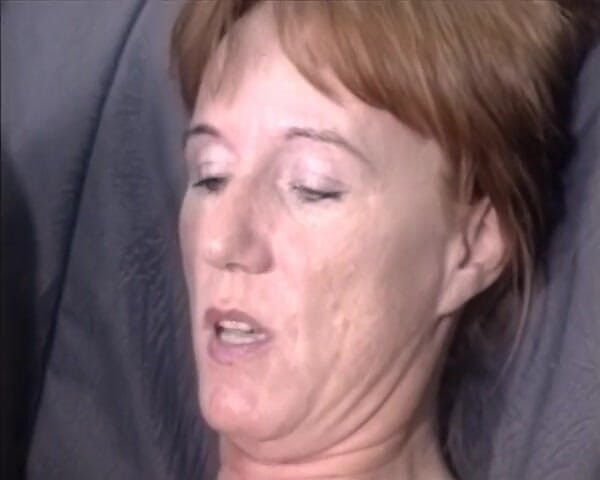 GERMAN PORN CLASSICS: Sandra Hilft Hausfrau Beim Wichsen Mit Dildo. Sandra Helps Housewife...