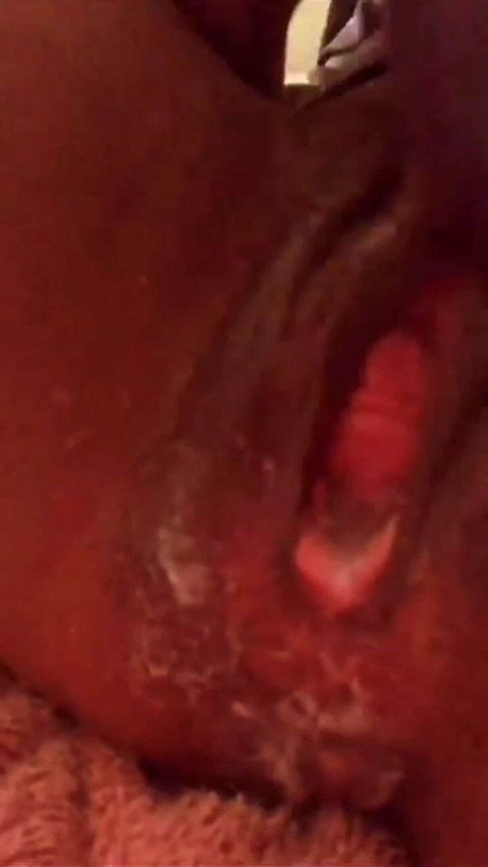 Freaky relatives: जमैका की लड़की Sky Creams पर वाइब्रेटर