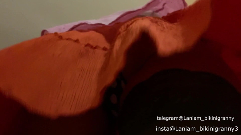 TaniaMilf: Une mamie montre son string sexy et un concombre à insertion...