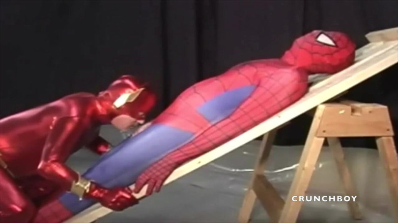 Crunch Boy: Fetisj-seks met superheldenkleren