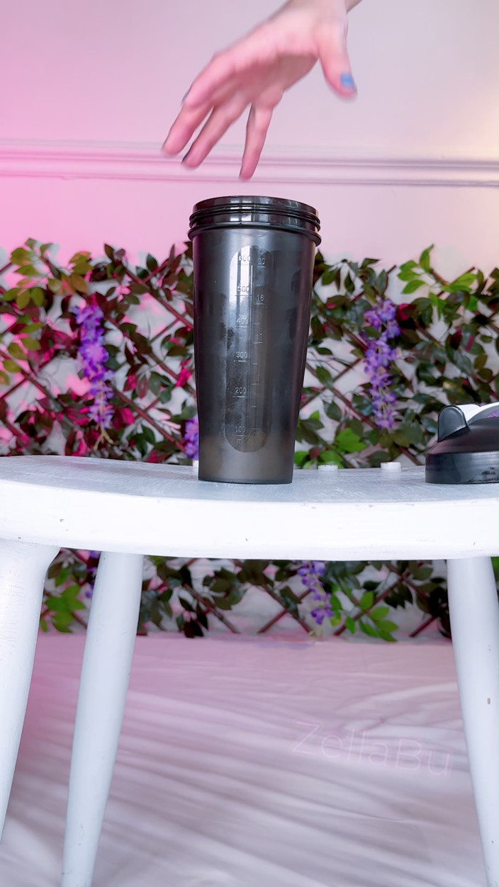 Zella Bu VI-Pee: Elle fait pipi dans Shaker, se couvre de pisse et...