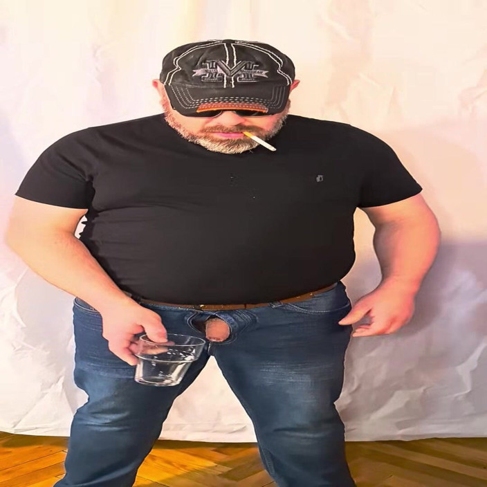 Bawdybear: Vestito con fantastici occhiali da sole, Concedersi una pisciata calda