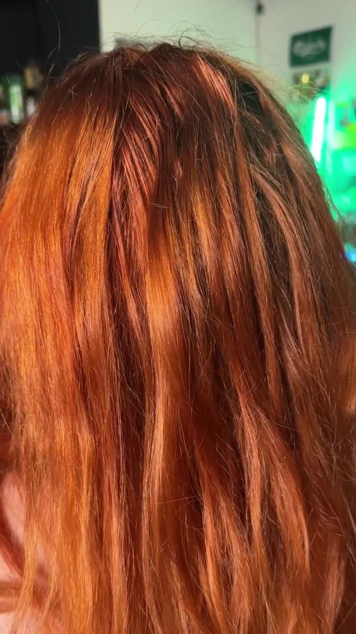 Sheryl X Sinclair: 3 curve obraznice au făcut petrecere cu pișat pe masa...