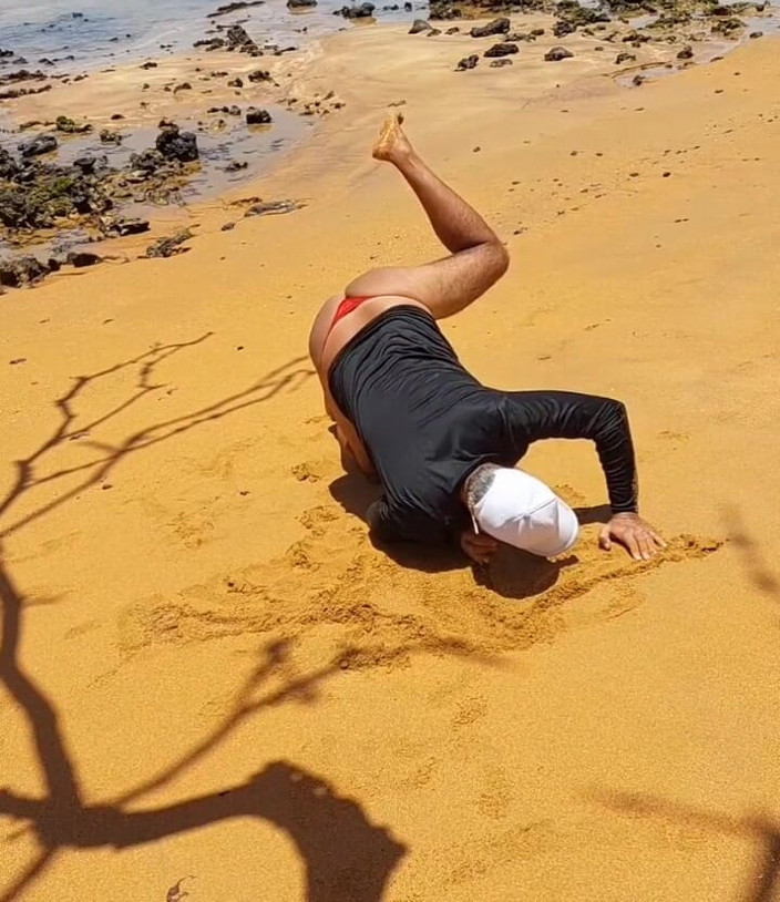 Ladysilvas: Ladysilva menunjuk-nunjukkan pantat panasnya di seluar dalam di pantai