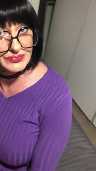 Busty MILF Andreina! Come Closer to My Feet