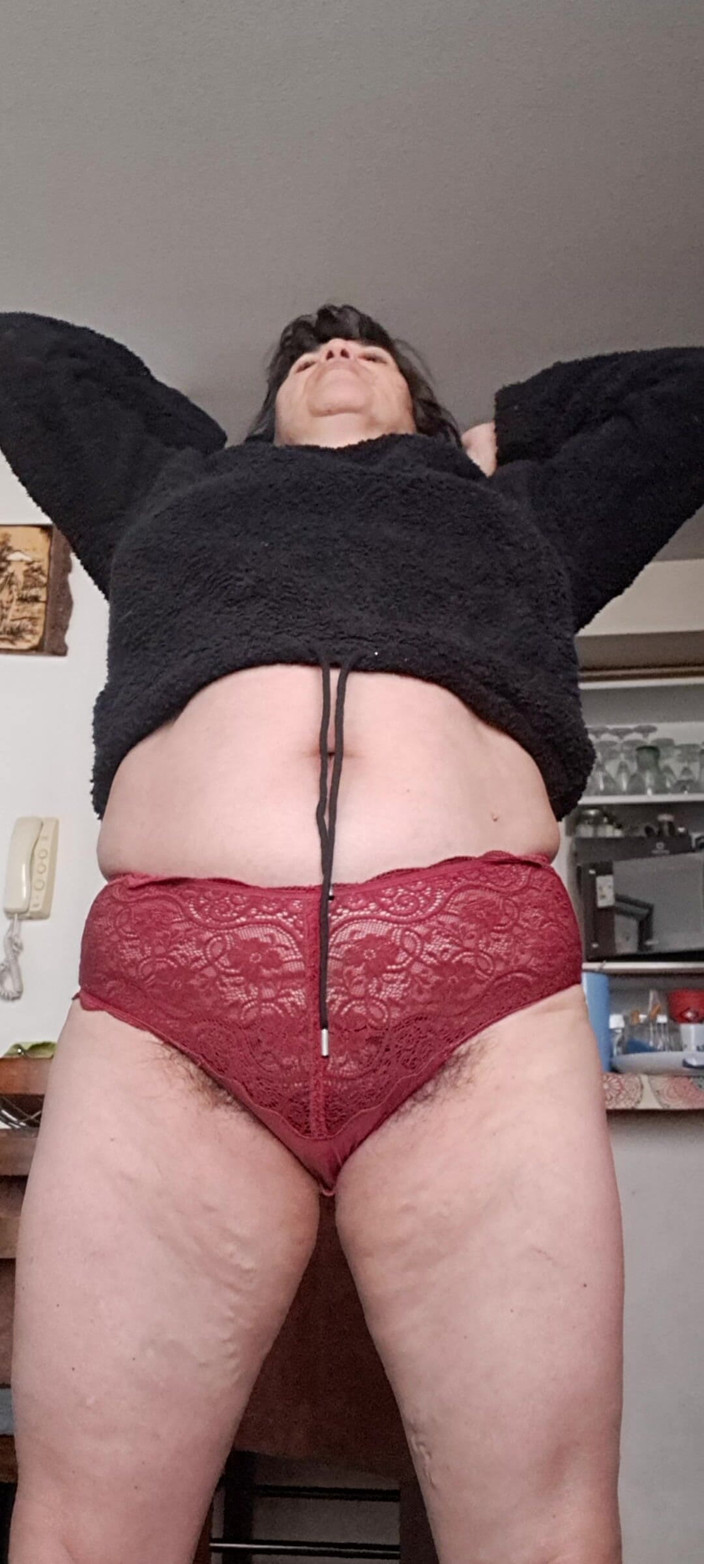 Mommy big hairy pussy: Tante seksi dengan celana dalam seksi ini dientot habis-habisan sama...