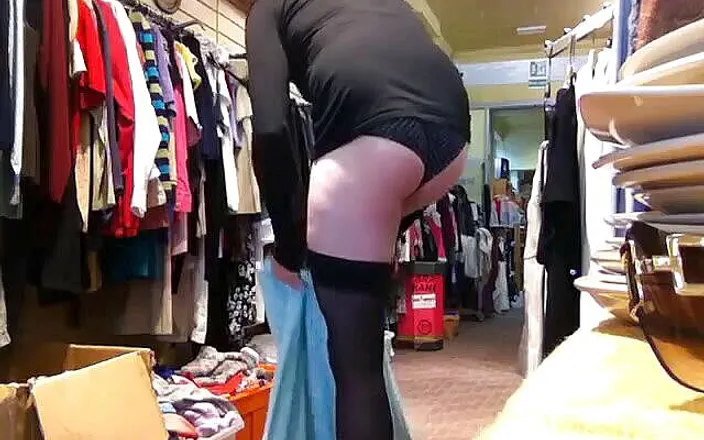 The Midnight Minx: Casually undressing outdoor