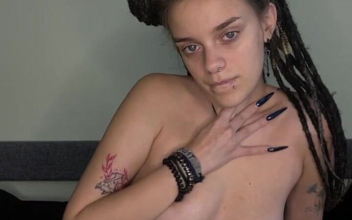 Shy Nymph: Ả điếm bú máy rung cao su và đụ âm hộ của cô ấy