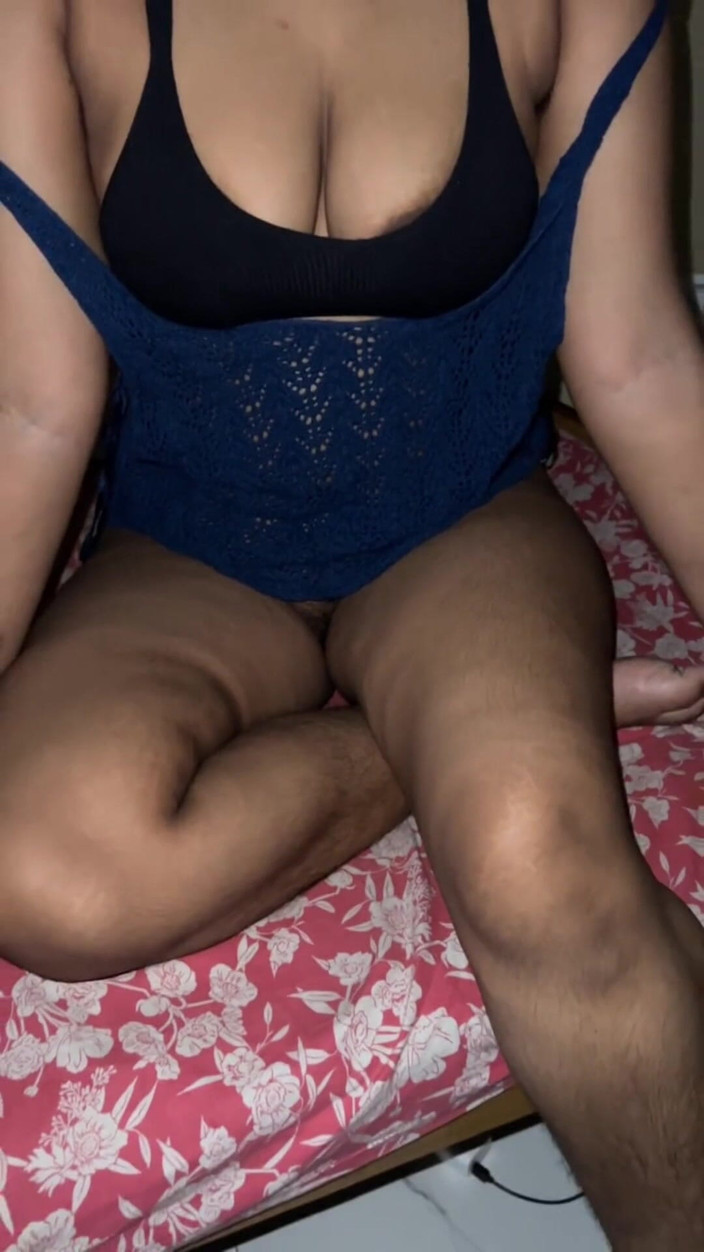 Divyax: 大胸部阿姨骑在继兄弟的鸡巴上