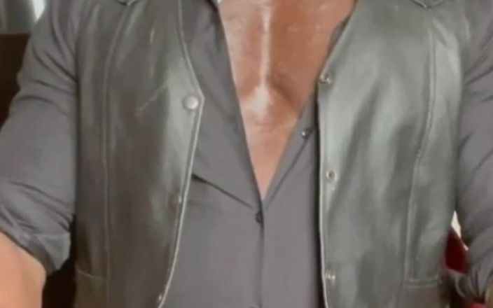 Black smoking muscle stepdad: Sexy couro e apertadas cenas de fumar vestidas