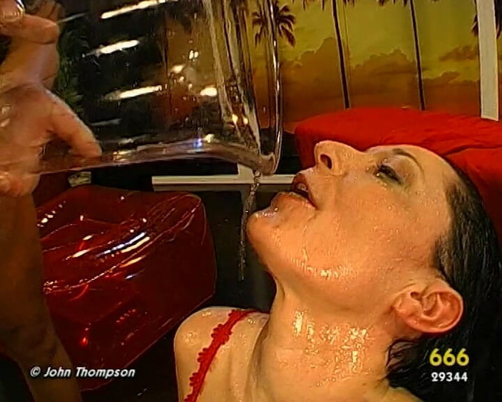 GGG John Thompson OLD STYLE: Eu preciso agora! - Ébano beleza fica encharcada de mijo durante ação...