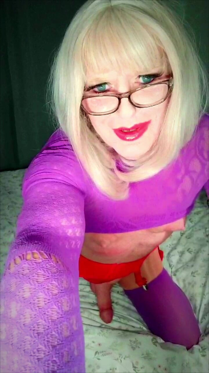 Emma Browne: Crossdresser solo grande cum