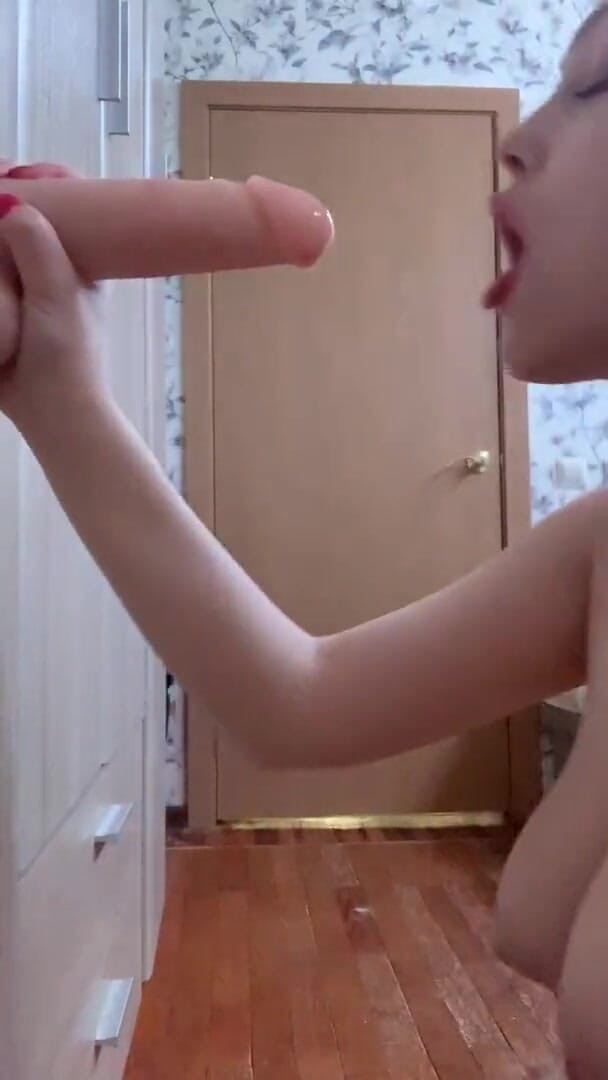 SashaSweet69: Hone blowjob skills on a rubber cock