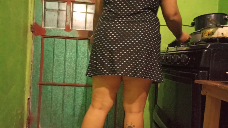 Karmicoxv: Vợ tôi mặc quần lót và mặc quần áo ở sân sau