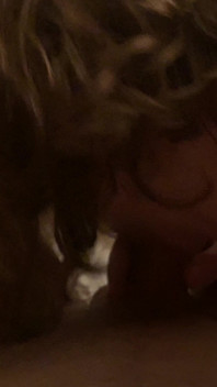 Ragazzina rossa succhia il grosso cazzo del suo fidanzato più anziano
