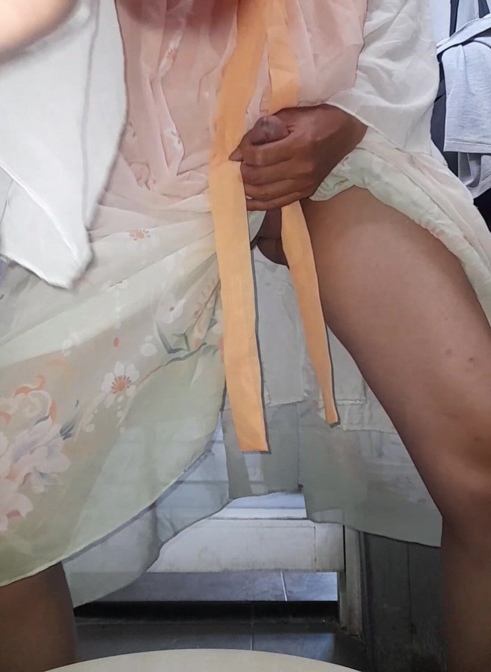 Naomisinka: Travestito sborra indossa un simpatico abito cinese hanfu