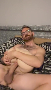 Accarezzo la punta del mio grosso cazzo con la mia bambola culo