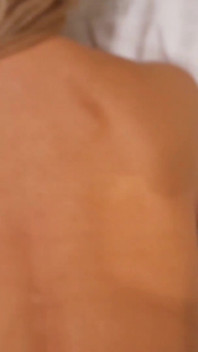 벌거벗은 섹스 게임을 즐기고 포즈를 취하는 아마추어 금발 미시