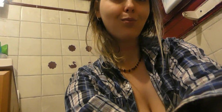 Renee Sakuya: Renee Sakuya en el baño