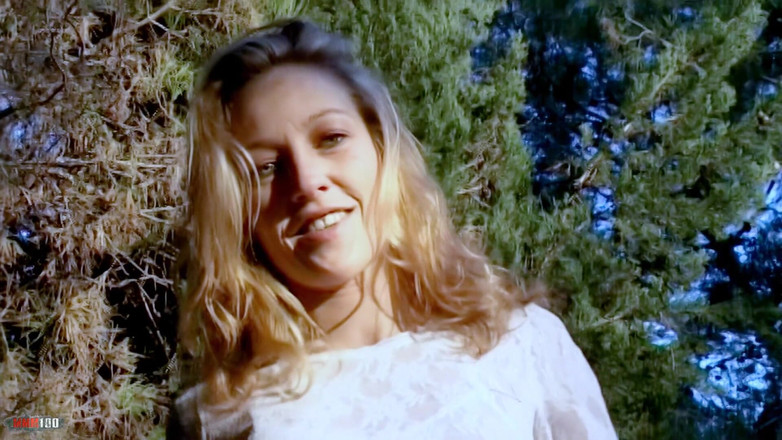 MMM100: Lady Margaux - gran rubia Lady Margaux quitándose la ropa en...