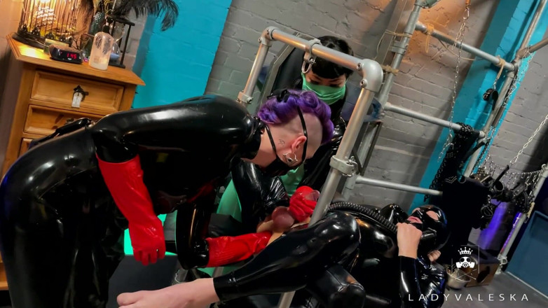 Lady Valeska: Asistentele în latex își fut pula cu pumnul