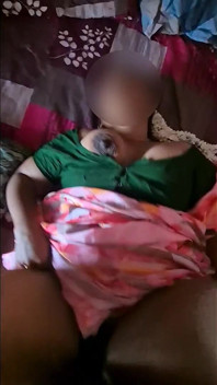 Une femme indienne amateur sexy dans un chemisier vert se fait baiser en missionnaire et creampie dans la chatte en levrette