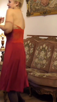 Amadora loira madura esposa gosta de dança meio vestida e sexo