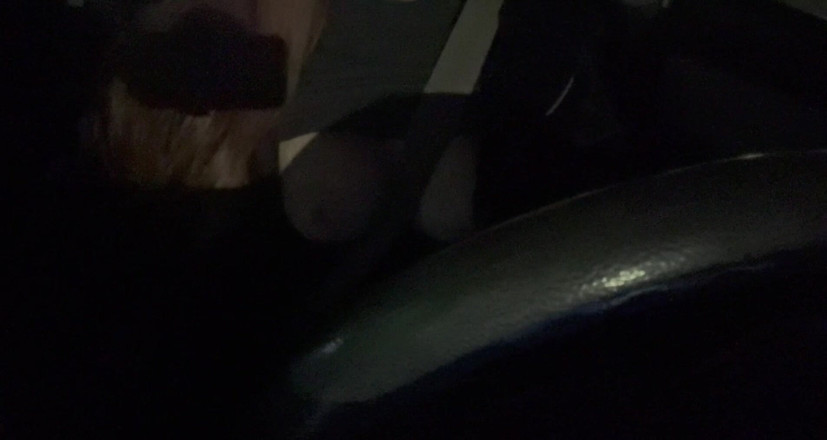 Artemisia Love: イタリアの巨乳ミルフアルテミシアがセクシーな車の中でタバコを吸いながら大きくてジューシーな胸を見せるのが好きです