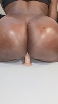 Cavalcando orgasmo con ditalino anale.