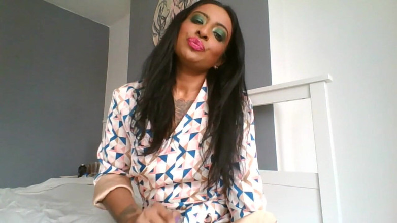 BabeXX69XX Asian MILF: Üvey anne küçük yarağını aşağılıyor x