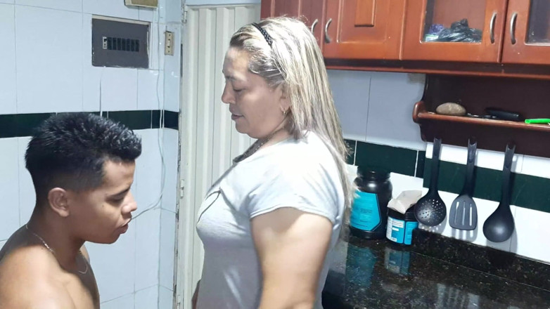 Miller Family: Öpüşüyorum dilimi bu orta yaşlı seksi kadının vajinal dudaklarına aktarıyor