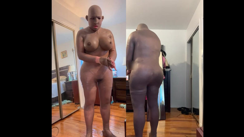 Deanna Doll: Schwarzes schätzchen Danae in einem sexy golden badeanzug, strippt, fickt...