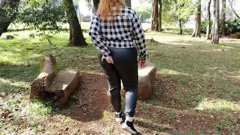 Priscila: 2 heiße mädchen zeigen auf der Straße in einem Garten!!...