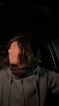 Crossdresser w różnych nylonowych maseczkach (obudowa)
