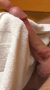 Pantat bahenol cewek ini dientot habis-habisan sama kontol besar pria ini di lantai sauna